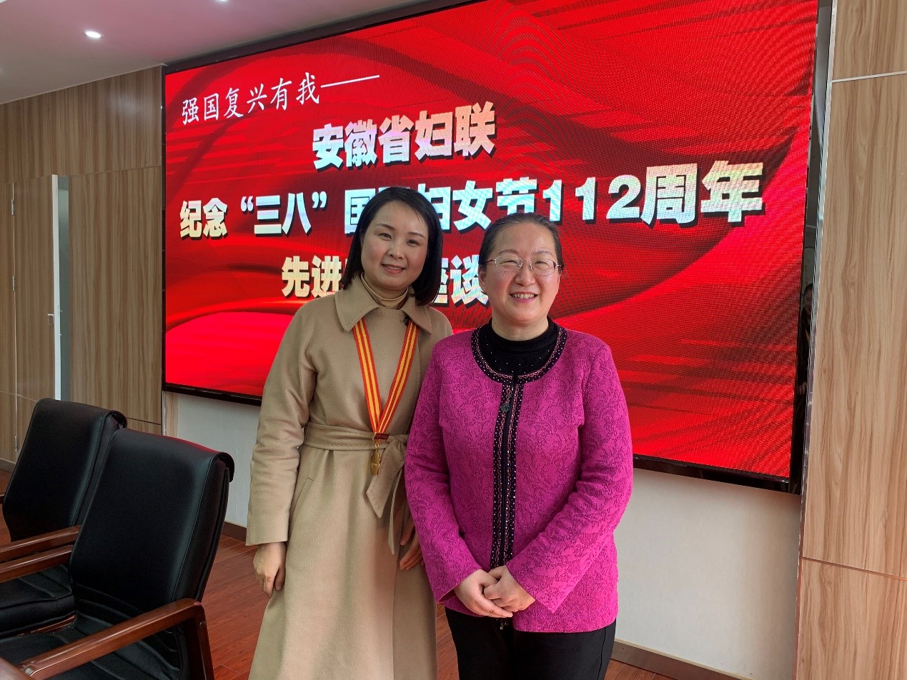 王总与主席合影1.jpg
