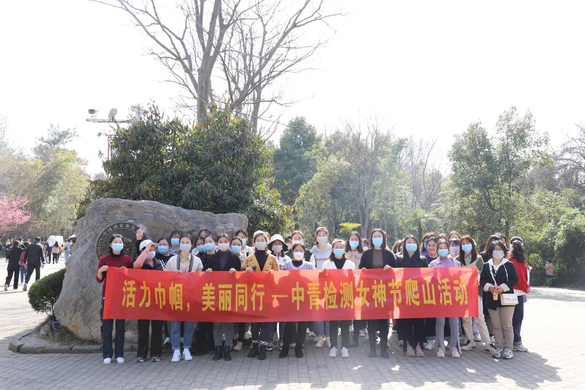 山下合影.jpg